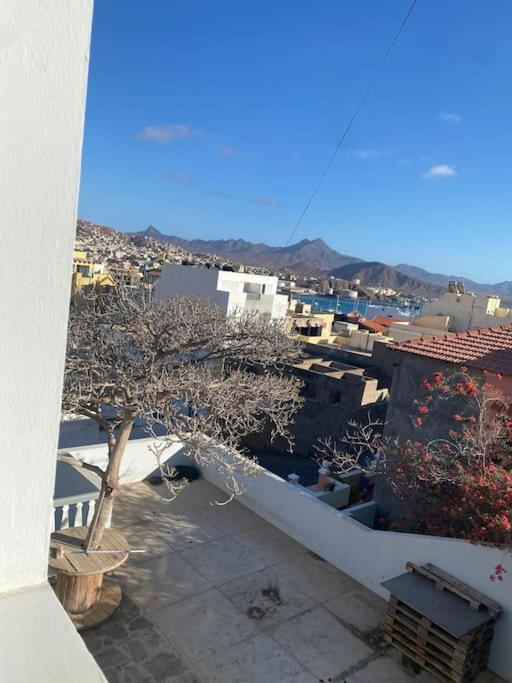 Вилла Vivenda Com Patio, No Coracao Do Минделу Экстерьер фото